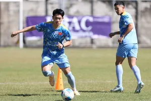 U22 Việt Nam "đội nắng" ra sân tập vào sáng 6-12. ẢNH: DŨNG PHƯƠNG 