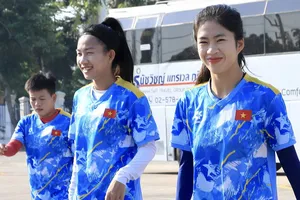 Đội tuyển nữ Việt Nam di chuyển vất vả từ khách sạn đến sân tập hoặc địa điểm thi đấu. ẢNH: DŨNG PHƯƠNG