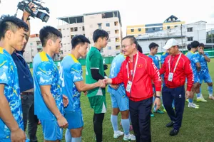 Lãnh đạo Đoàn Thể thao Việt Nam tại SEA Games 33 thăm, động viên đội bóng đá nam U22 Việt Nam