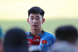 Trung vệ Nguyễn Nhật Minh trả lời truyền thông trước buổi tập vào chiều 7-12. ẢNH: DŨNG PHƯƠNG 