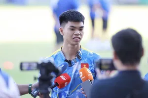 Tiền vệ Lê Phát trao đổi với truyền thông chiều 8-12. ẢNH: DŨNG PHƯƠNG 