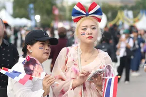 Người Thái Lan rực rỡ đổ về sân Rajamangala theo dõi lễ khai mạc SEA Games 33. ẢNH: DŨNG PHƯƠNG 