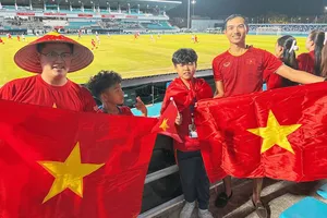 Anh Phạm Thanh Tuân (bên phải) cùng hai con trai và em rể đến sân Chonburi cổ vũ đội tuyển nữ Việt Nam tối 8-12. ẢNH: HỮU THÀNH 