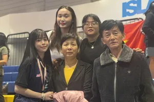Châu Tuyết Vân đưa gia đình đến SEA Games 33 để cổ vũ cho các đàn em tại đội tuyển Taekwondo Việt Nam. ẢNH: HỮU THÀNH 