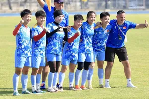 Đội tuyển nữ Việt Nam quyết tâm vượt khó để đoạt vé vào bán kết môn bóng đá nam SEA Games 33. ẢNH: DŨNG PHƯƠNG 