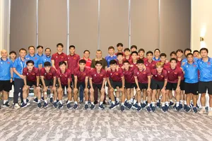 Chủ tịch VFF Trần Quốc Tuấn đến đại bản doanh của U22 Việt Nam để chúc mừng toàn đội đoạt vé vào bán kết SEA Games 33. ẢNH: NHẬT ĐOÀN 