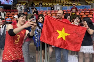 Tuyển thủ Trần Thị Thanh Thuý giao lưu cùng người hâm mộ sau khi cùng tuyển bóng chuyền nữ Việt Nam đoạt vé vào bán kết SEA Games 33. ẢNH: HỮU THÀNH 
