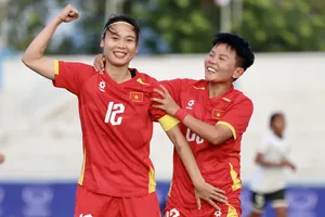 Phạm Hải Yến và Nguyễn Thị Bích Thuỳ là những ứng viên cho danh hiệu Quả bóng vàng nữ Việt Nam 2025. ẢNH: DŨNG PHƯƠNG 