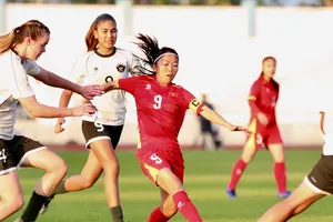 Midfielder Nguyen Thi Bich Thuy is sharing the joy of victory with teammate Tran Thi Duyen (Photo: SGGP)