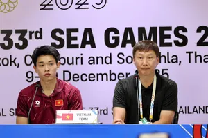 HLV Kim Sang-sik cùng tiền đạo Nguyễn Đình Bắc tham dự họp báo sau trận bán kết SEA Games 33. ẢNH: DŨNG PHƯƠNG 