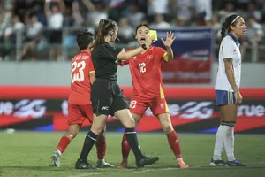 Phạm Hải Yến cùng đồng đội phản ứng với trọng tài ở trận chung kết. ẢNH: DŨNG PHƯƠNG