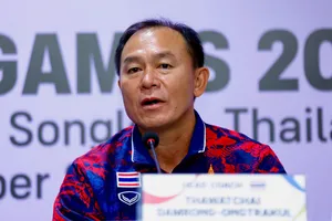 HLV Thawatchai của U22 Thái Lan dành sự tôn trọng đến U22 Việt Nam. ẢNH: DŨNG PHƯƠNG 