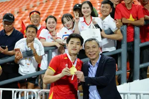 Tiền đạo Nguyễn Đình Bắc ăn mừng tấm huy chương vàng SEA Games cùng Chủ tịch VFF Trần Quốc Tuấn. ẢNH: DŨNG PHƯƠNG 
