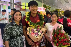 Trung vệ Phạm Lý Đức vỡ òa hạnh phúc bên người thân ngày trở về. ẢNH: TÂM HÀ