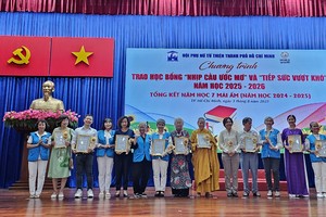 华人单位关爱贫困生与孤儿