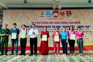 鸣凤坊领导向赞助单位颁发感谢函。