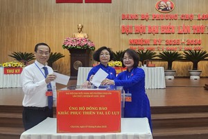 堤岸坊党部书记黄玉女芳红（中）与该坊领导参与捐款活动。