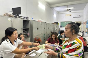 堤岸坊越、华居民纷纷前来领取“九·二”国庆节礼物。