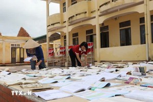 河靖省老师为学生晾晒书本。