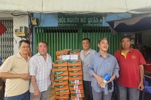 林氏宗祠捐助100箱方便面给盲人会。