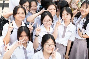 黎鸿峰高中专校最多华人子弟参加中文科选拔试。