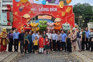 堤岸坊「花灯街」开幕 。