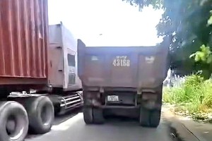 自卸卡车违反规定车道行驶，被民众拍下视频反映。（图片截自民众提供的视频。）