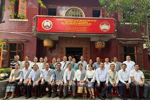 鸣凤坊领导、老挝代表团参观茶山庆云南院合照 。