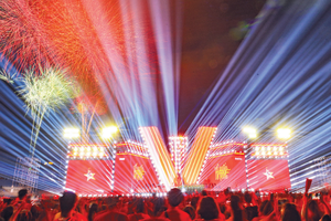 由《人民报》社主办的文艺晚会《祖国在心中》在美亭国家体育场隆重举行，吸引了逾5万名观众到场观看。