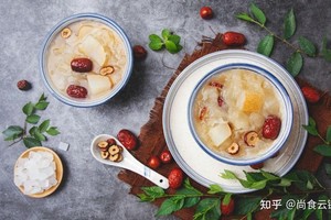 银耳、百合、莲子等润肺食材，可作为整个秋季的“饮食标配”