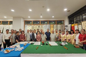 书法会会员与各领导、代表互相交流书法。