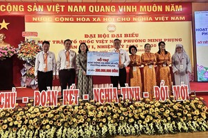 市越南祖国阵线委员会向鸣凤坊捐赠3亿元，为穷人基金会注入新动力。