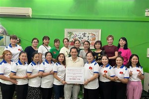 旅居中国澳门越南侨胞献爱心支援国内受灾群众。