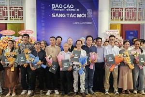 人民艺人书画家张路（左五）上台领奖。