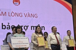 市华文教育辅助会赞助1亿元助学金给4名华人大学生。