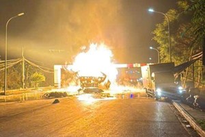 油罐车在兴安省猛烈燃烧。