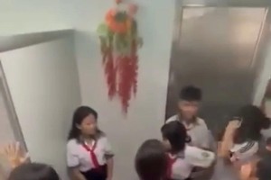 视频开头显示，一名女学生在学校厕所内被同学“质问”或“兴师问罪”。