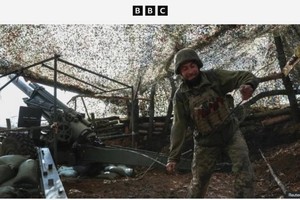 俄乌战场上炮兵开火。图/英国广播公司