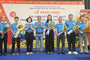 堤岸坊党部书记黄玉女芳红向第一届体育大会组委会赠送鲜花。