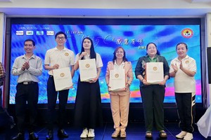 市华文教育辅助会赠送礼物给在市教育厅取得出色成绩的华文中心。