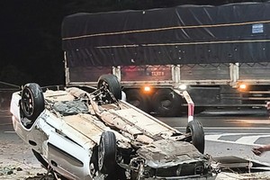 司机在翻车事故中不幸身亡。