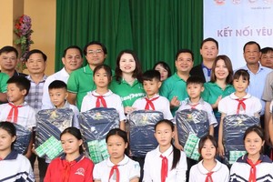 天龙集团经常开展关爱灾区贫困学生活动。