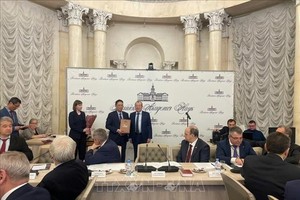 越南科技翰林院（VAST）院长周文明教授荣幸地从俄罗斯科学院院长、俄罗斯劳动英雄根纳季·克拉尼斯科夫 (Gennedy Kraniskov) 教授、院士手中接受了这一崇高荣誉。图自越通社