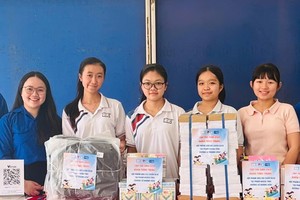 市师范大学中文系大学生积极发动为庆和省受洪涝学生募捐活动。