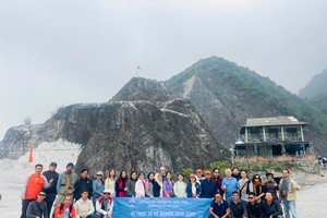 “西北—英雄记忆之地”寻根行程合照。