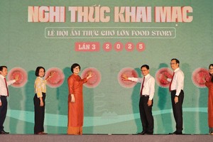 堤岸飲食节开幕仪式。