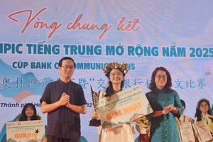 中国驻胡志明市副总领事徐州（左）颁发一等奖给予市师范大学范玉如意。