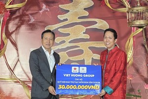 图:陈文仲先生代表越香集团移交善款给胡志明市华文教育辅助会。