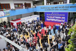  胡志明市开放大学学生在2025年兼职招聘会期间积极寻找春节期间的兼职工作。