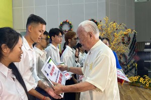 邬先生颁发奖助学金给茶荣省大学的学生。